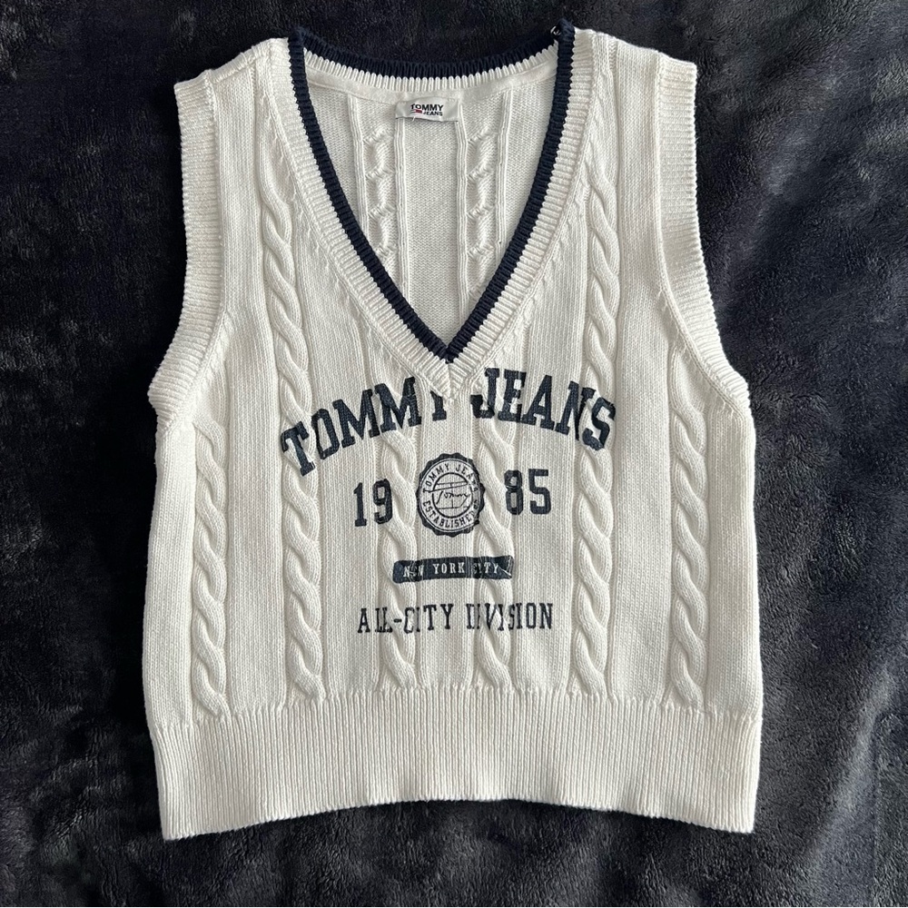 Tommy Hilfiger Women's Cream Sleeveless Top